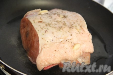 Далее хорошо разогреть сковороду, влить немного растительного масла и выложить свинину на сковороду.