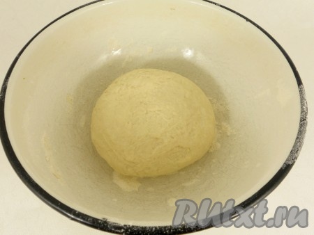 Замесить тесто, вымешивать нужно минут 5-7, пока тесто не станет плотным, эластичным и не липким. Тесто прикрыть пленкой и оставить в покое минут на 20.
