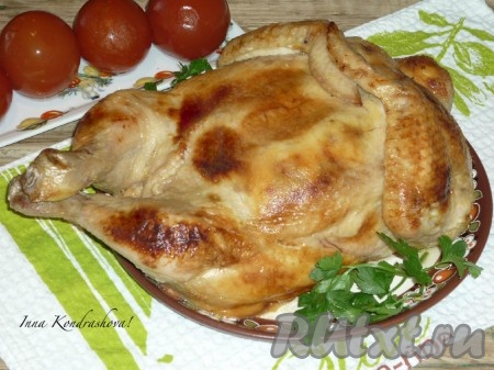 Готовую фаршированную курицу достать из духовки, остудить, вынуть нитки. Переложить курицу на блюдо и можно подавать на стол. 