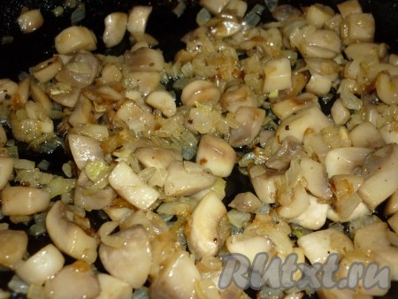 Готовые грибы с луком посолить и поперчить по вкусу. 