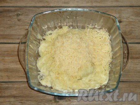 Тщательно измельчить картофель блендером. Измельчать надо именно блендером (НЕ миксером!), чтобы получилась однородная, вязкая масса. В картофельное пюре добавить натёртый сыр. 