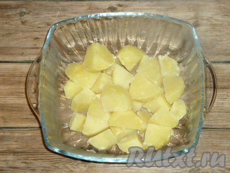 Очищенный картофель разрезать на средние кусочки и отварить в подсоленной воде до готовности. 