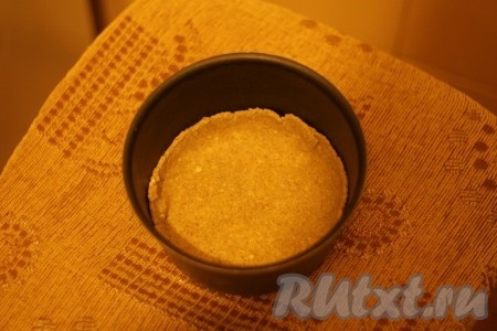 Выложить тесто в смазанную маслом форму для выпекания. 