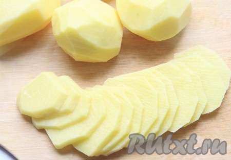 Картофель нарезаем тонкими кружками.

