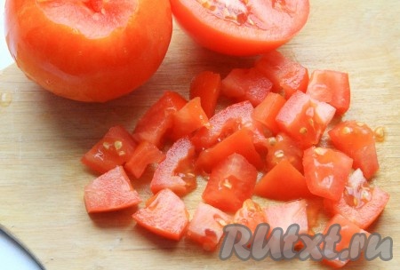 Тем временем режем кубиками помидоры.