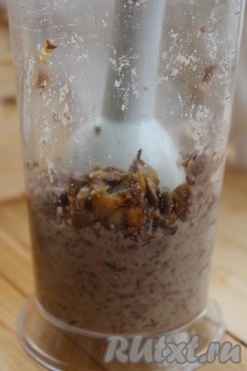 В чашу блендера к уже перекрученной фасоли добавить грибы с луком, измельчить до получения однородной массы. Начинка для вареников готова.
