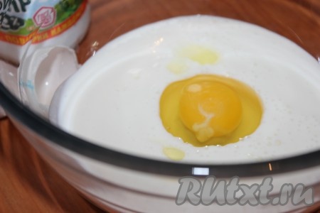 В глубокую миску влить кефир комнатной температуры, вбить яйцо, добавить сахар, щепотку соли и 1/3 чайной ложки соды.
