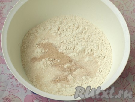 В глубокой миске соединить все сухие ингредиенты для приготовления теста: дрожжи, муку, сахар и соль.
