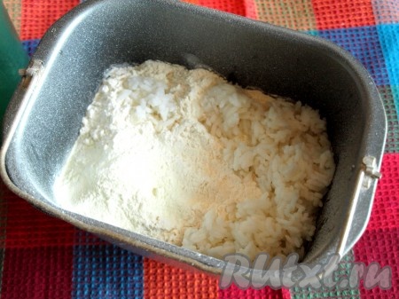 Добавить просеянную муку, по углам разложить соль, сахар и сухое молоко, а по поверхности произвольно разбросать варёный рис.
