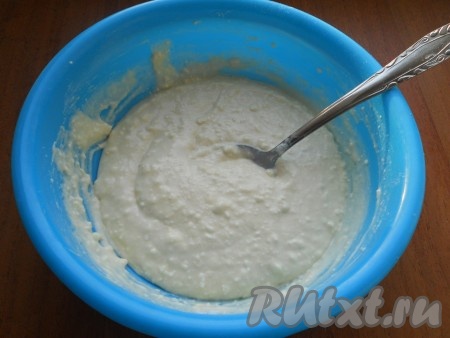 Ещё раз хорошенько перемешать. Тесто для приготовления творожных оладий на молоке получается достаточно густым.
