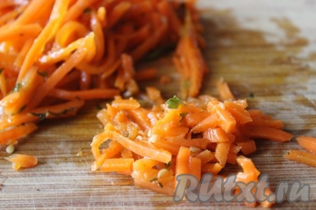 Корейскую морковку разрезать на небольшие полоски.
