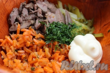 В миске соединить огурцы, корейскую морковь и пластинки обжаренной куриной печени, добавить майонез и мелко нарезанную свежую зелень. Хорошо перемешать и подавать к столу.
