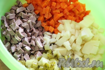 В глубокой миске соединить картофель, сердце, морковь и огурцы.