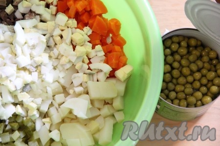 Добавить яйца и лук в салат к соленым огурцам, сердцу, моркови и картофелю. С горошка слить лишнюю жидкость.
