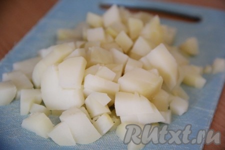 Картофель тоже нарезать на кубики среднего размера.
