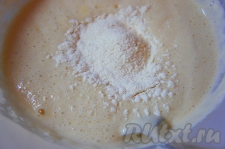 Добавить в тесто яйцо, оставшуюся муку. Тщательно перемешать. Тесто для дрожжевых оладий на молоке должно получиться густым.
