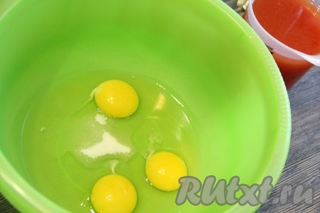 В глубокую миску вбить яйца и добавить сахар. Соль в оладьи мы не добавляем, так как томатный сок и так солёный.
