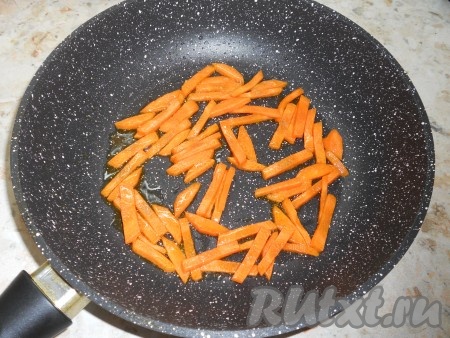 Морковь откинуть на дуршлаг, дать полностью стечь воде. Далее поместить морковь в сковороду с разогретым растительным маслом. Обжаривать морковь на среднем огне около 2 минут, помешивая. Влить немного горячей воды, огонь уменьшить и протушить морковь ещё минуты 4.
