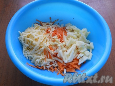Пропущенный через пресс чеснок и нарезанное яблоко добавить в салат к моркови и сыру.
