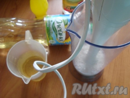 В кружку блендера наливаем жидкость из-под фасоли, уксус, лимонный сок, кладём сахар и соль. Подвзбиваем пару минут.
