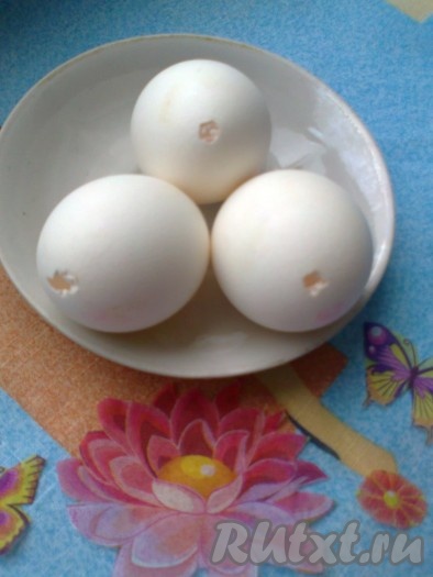 В качестве основы обычно используется яйцо, освобожденное от жидкого содержимого, попросту, скорлупа яйца.
