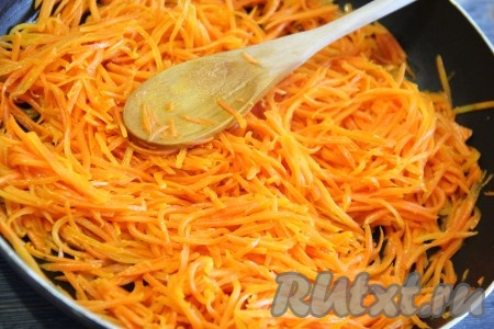 Жарить, периодически помешивая. Морковь должна стать мягкой. Переложить готовую морковь в миску и остудить.