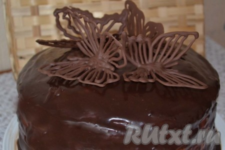 На его поверхности размещаем украшения. Торт "Чернослив в шоколаде" готов.