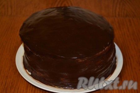 Теперь нужно подготовить шоколадную глазурь – растопить шоколад со сливками и остудить. Глазурью покрываем весь торт.

