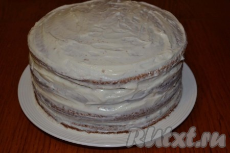 Готовый торт смазываем остатками крема со всех сторон и убираем в холодильник хотя бы на час.
