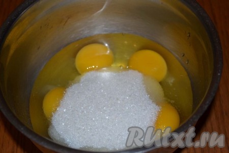 Взбиваем яйца с сахаром и щепоткой соли.