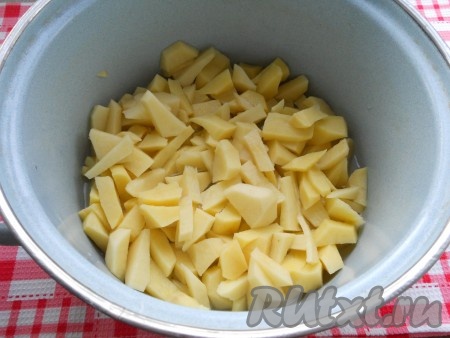 Картофель очистить, нарезать кусочками в кастрюлю.