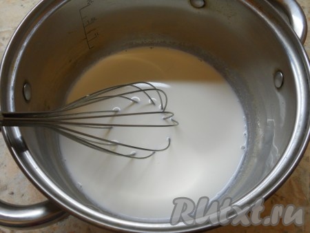 Влить в отдельную кастрюлю оставшийся 1 стакан молока, поставить на огонь, довести его до кипения.