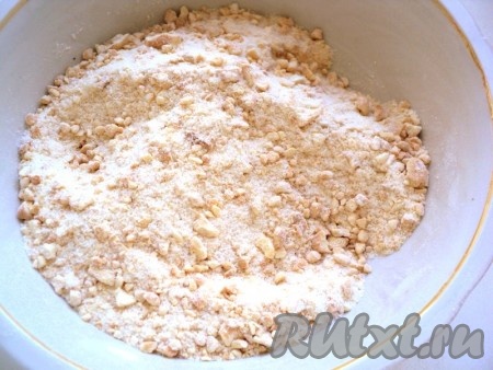 Для приготовления орехового безе подсушить орехи кешью на сухой сковороде и измельчить (не очень мелко). Измельченные орешки смешать с мукой и сахаром.
