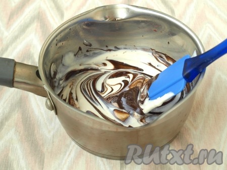 Далее приготовить глазурь, для этого растопить шоколад на водяной бане (или в микроволновке), немного остудить и соединить его со сметаной.