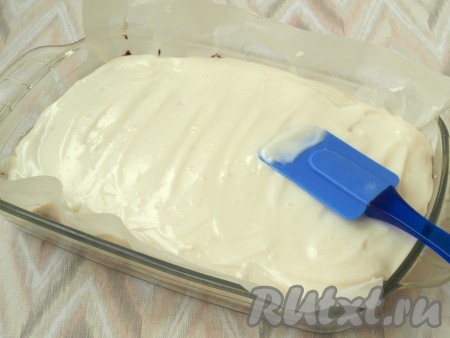 Когда молочная смесь остынет, добавить в неё сметану и тщательно взбить. Крем готов! Нанести его на торт ровным слоем. Убрать торт на пару часов в холодильник.