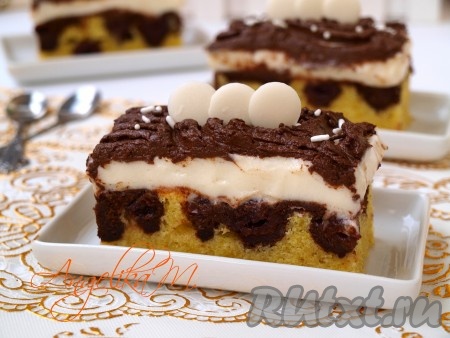 Готовый торт "Дунайские волны" разрезать на порционные кусочки, которые можно украсить посыпкой и шоколадными каплями, превращая их таким образом в эффектные пирожные.