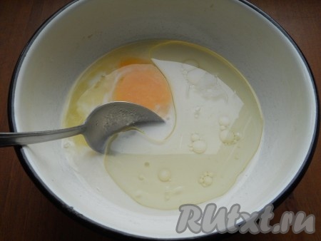 Добавить в молочную смесь сырое яйцо и влить растительное масло. Тщательно перемешать венчиком.