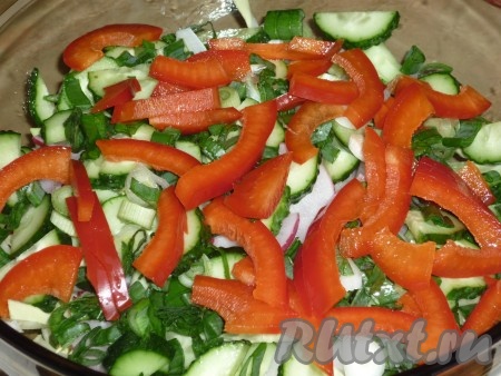Перец очистить от семян, нарезать полосочками и добавить в салат.
