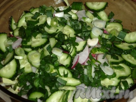 Зелёный лук мелко нарезать и добавить в салат к редиске, огурцам и капусте. 
