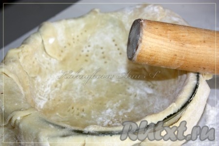 Уложить тесто в форму, лишнее снять скалкой, наколоть тесто вилкой. Отправить в морозилку на 20 минут.
