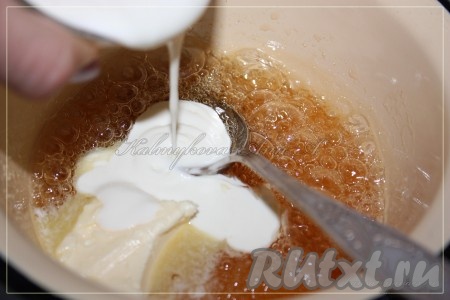 Когда масса немного загустеет, добавить масло сливочное и подогретые (до 60-70 градусов) сливки.
