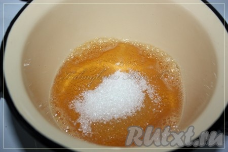 Приступаем к приготовлению карамели. Сироп нагреть и постепенно, помешивая, добавлять сахар.
