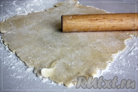 На столе, присыпанном мукой, раскатать тесто в пласт толщиной около 3 мм.
