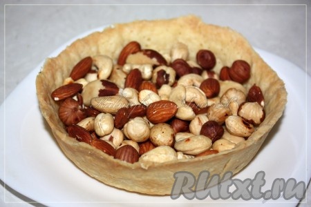 Выложить орехи на готовую основу для пирога.
