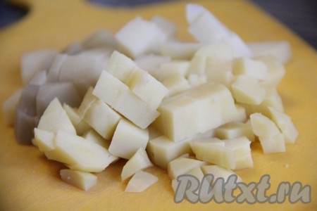 Картошку нарезать на средние или мелкие кубики.