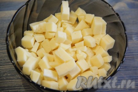 Сыр тоже нарезать на мелкие или средние кубики.
