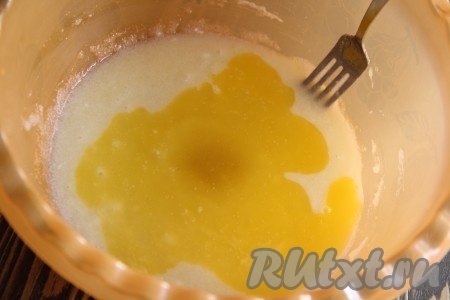 С помощью вилки растереть массу. Масло растопить, охладить и добавить в яично-творожную смесь.
