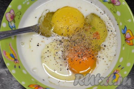 Взбить яйца с молоком, солью и перцем.
