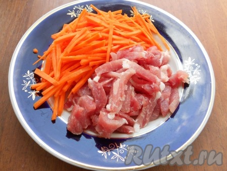 Свинину (без жира) нарезать очень тонкими брусочками или кусочками, морковь очистить и нарезать очень тонкой соломкой.
