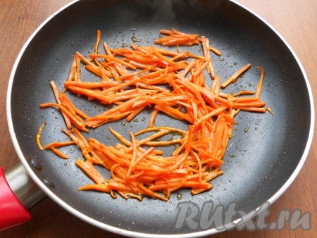 В сковороду влить оставшееся растительное масло, выложить морковь и обжаривать ее, помешивая, около 5 минут (морковь также должна остаться полусырой). 